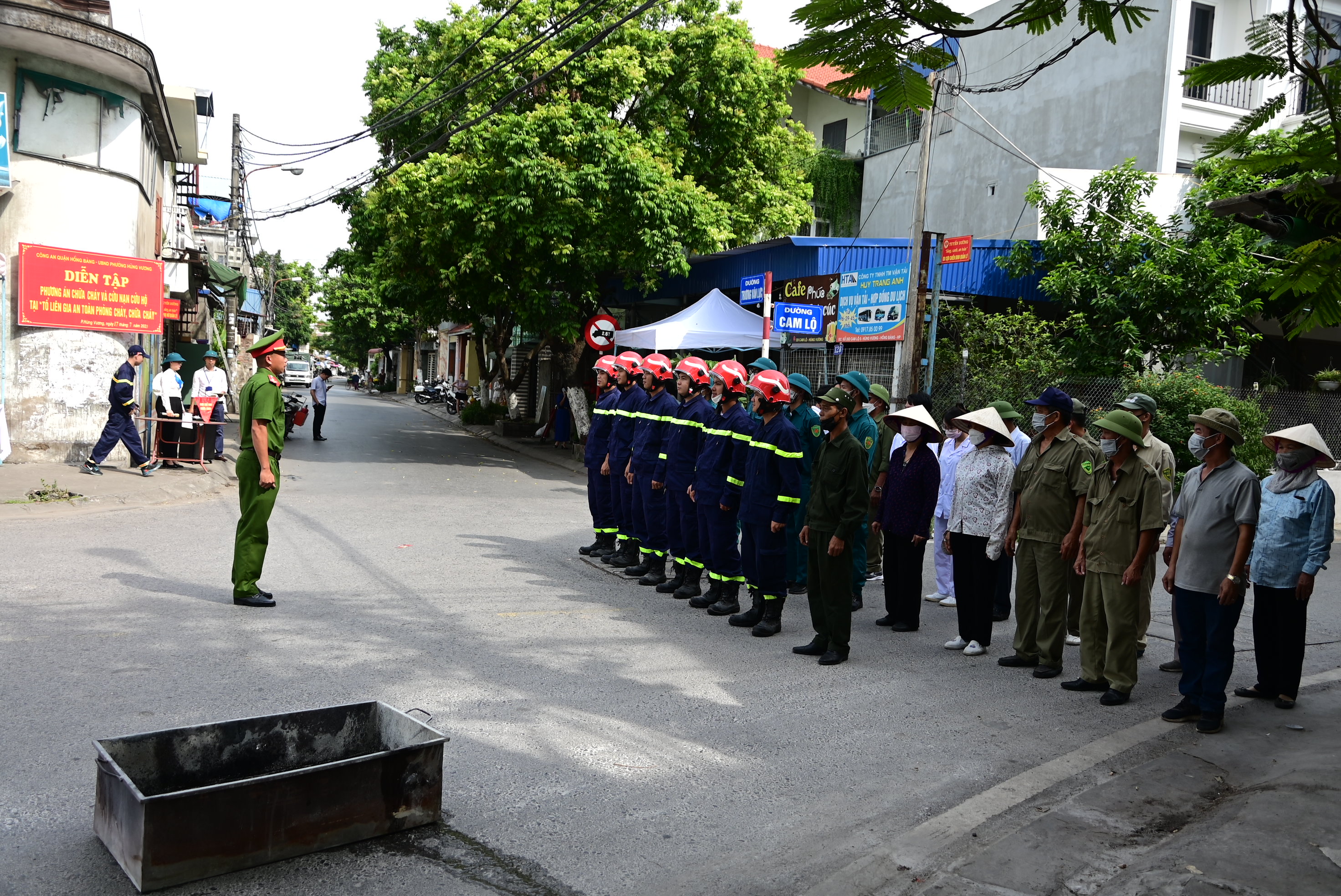 Thực tập phương án chữa cháy Tổ liên gia an toàn PCCC tại TDP Cam Lộ, phường Hùng Vương (quận Hồng Bàng)